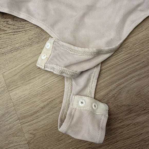 Lulu’s Tan Floral Lace Bodysuit size L - Picture 5 of 6